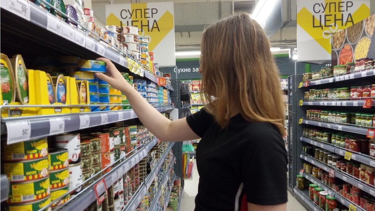     В Приморском крае полицейские ликвидировали подпольный цех, в котором предприниматели штамповали консервы с «тихоокеанской сайрой». На самом деле, в банки клали более дешевую рыбу — сельдь иваси. На организаторов производства завели уголовное дело, сообщает пресс-служба краевого МВД.