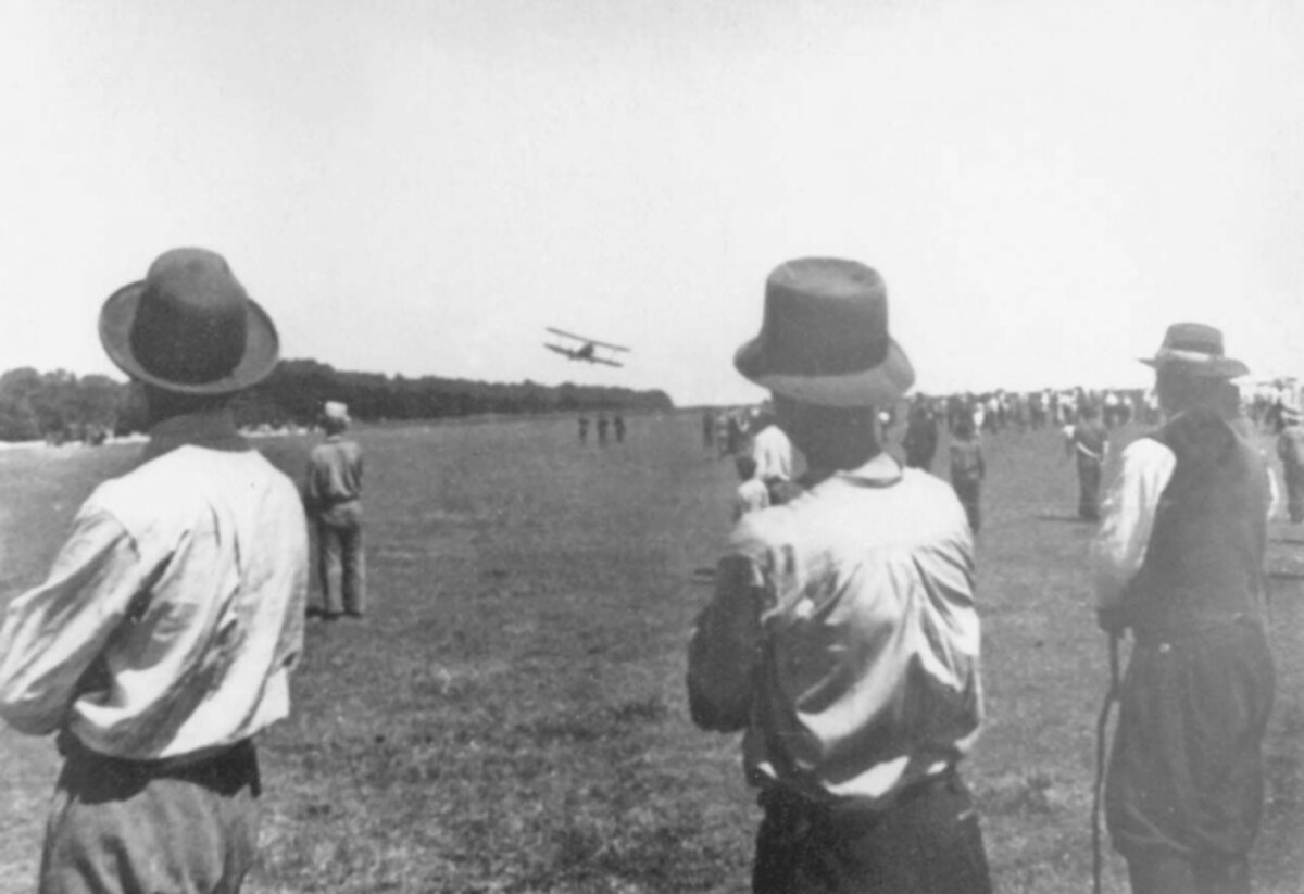 Бессарабские крестьяне наблюдают за летящим советским самолётом У-2, лето 1940 года.