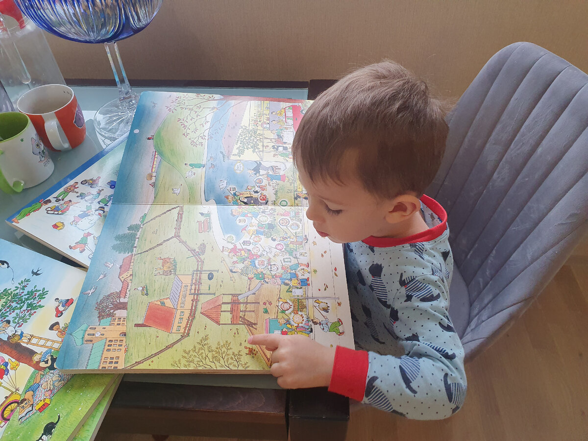 Притащил на кухню книги и рассказывает мне, что там происходит