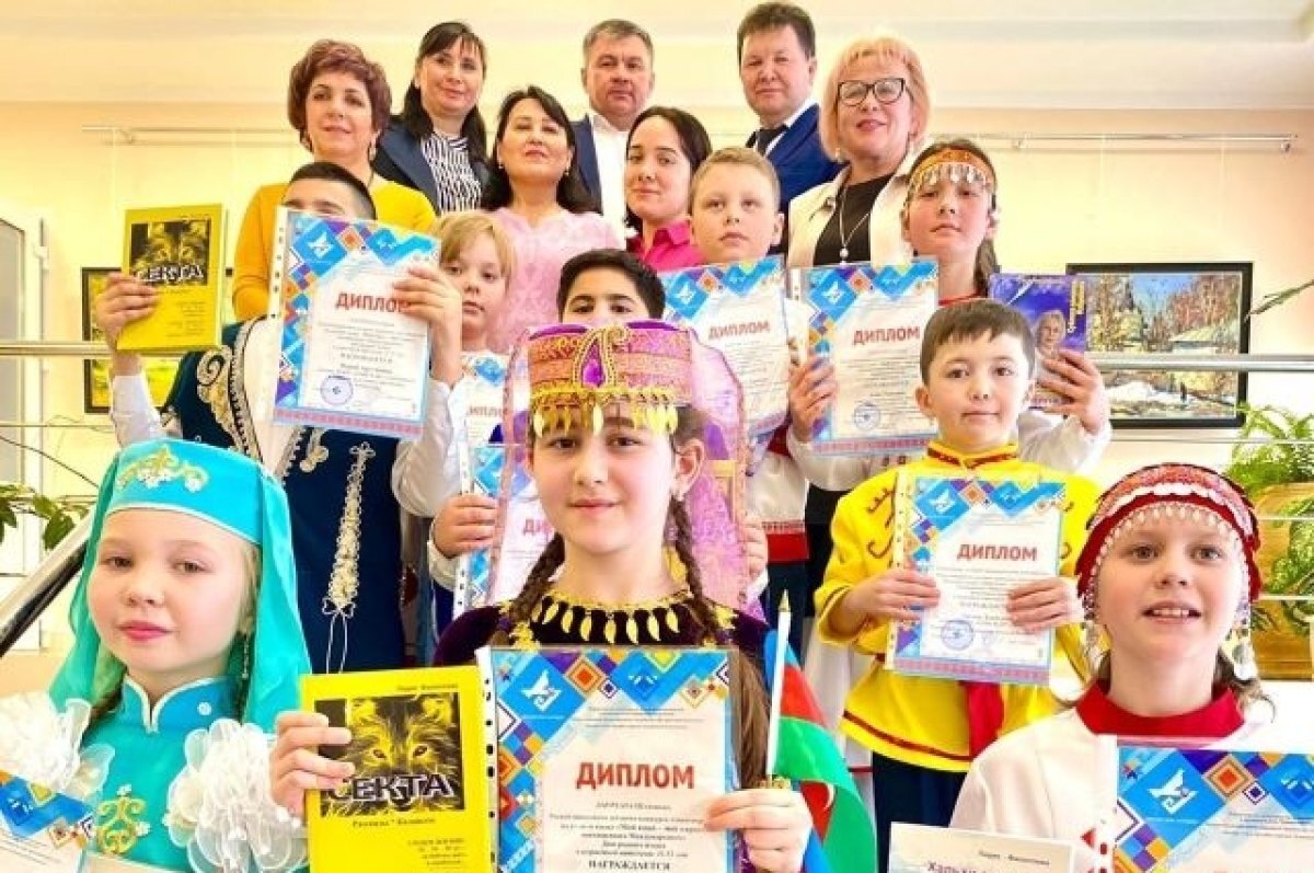    Участники конкурса стихов, Александр Гурьянов (в верхнем ряду крайний справа), Марине Геворгян (слева).