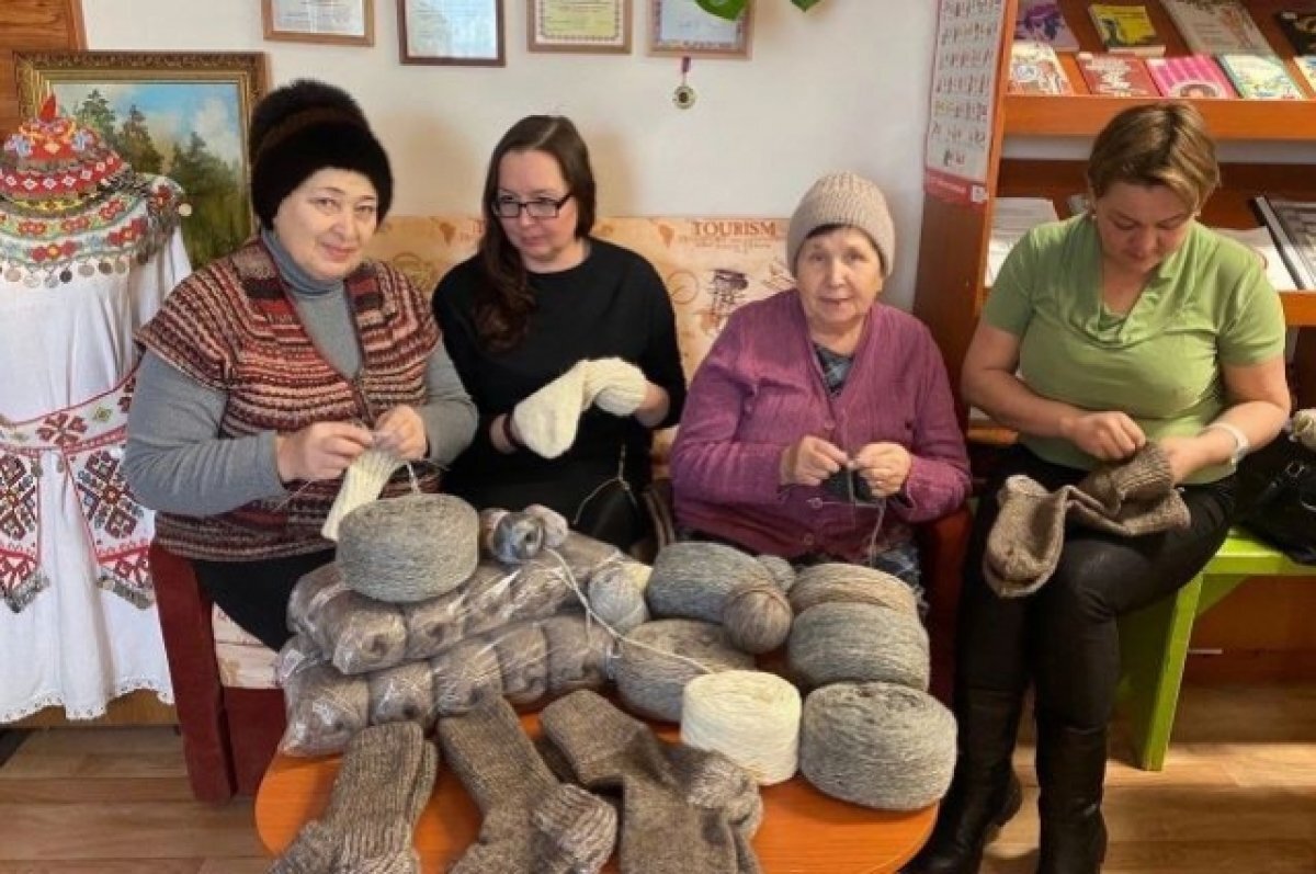    Жительницы Шумерли – участницы акции «Тепло для героя».