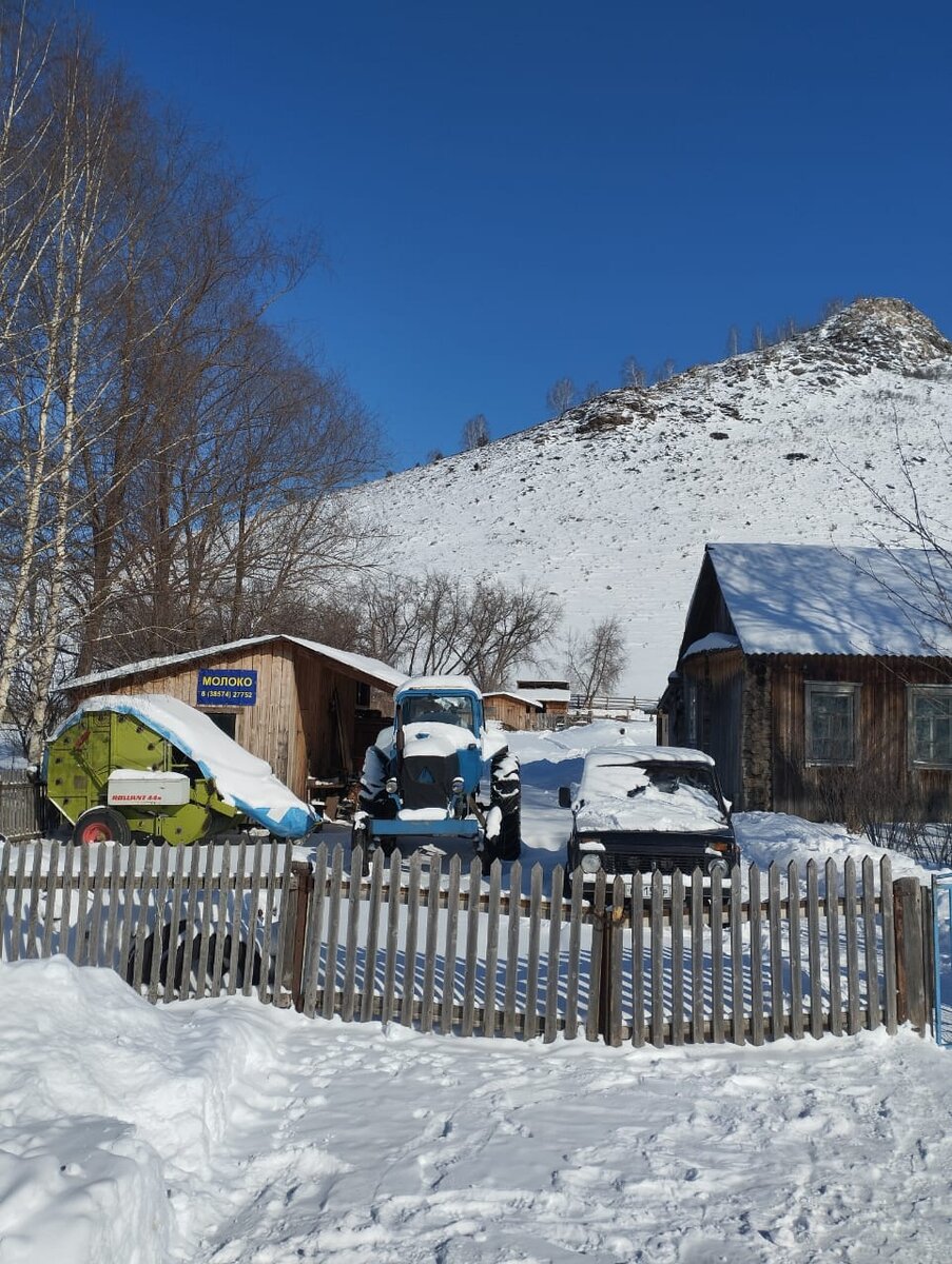 Вот он наш домик под сопкой. Фото это позавчерашнее нашего племянника Григория. Дом уже ветхий, но другого жилья у них пока нет, поэтому стараются подремонтировать что-то, утеплить... и живут потихоньку.