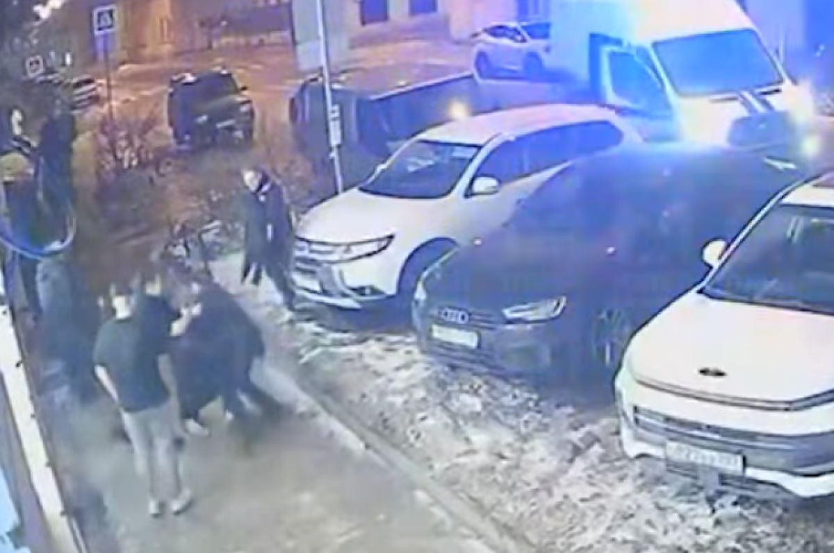 Конфликты кантона драки. Участники конфликта бросились в драку. Массовая драка в домодедово. Драка в домодедово на гагарина. Бывший полицейский устромл драку в саратов.