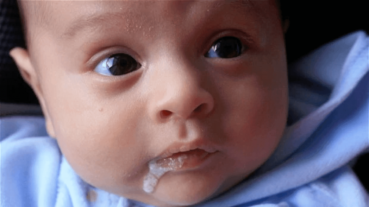 Срыгивает новорожденный. Новорожденный срыгнул после смеси. Срыгивания у новорожденных детей. Срыгивание новорожденного. Срыгивание фонтаном у грудничка после кормления.