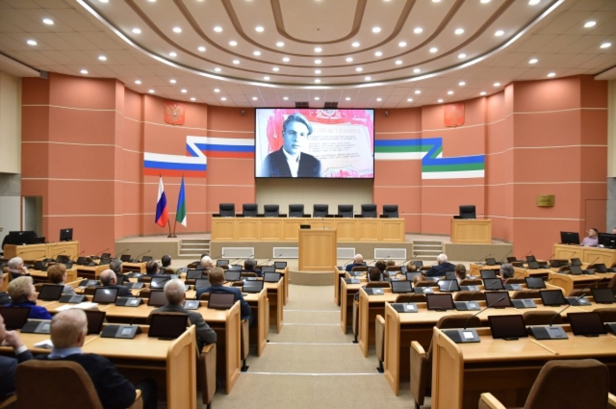    Госсовет Коми принял решения о выплатах спасателям, семьям Героев РФ и внёс корректировки в бюджет.