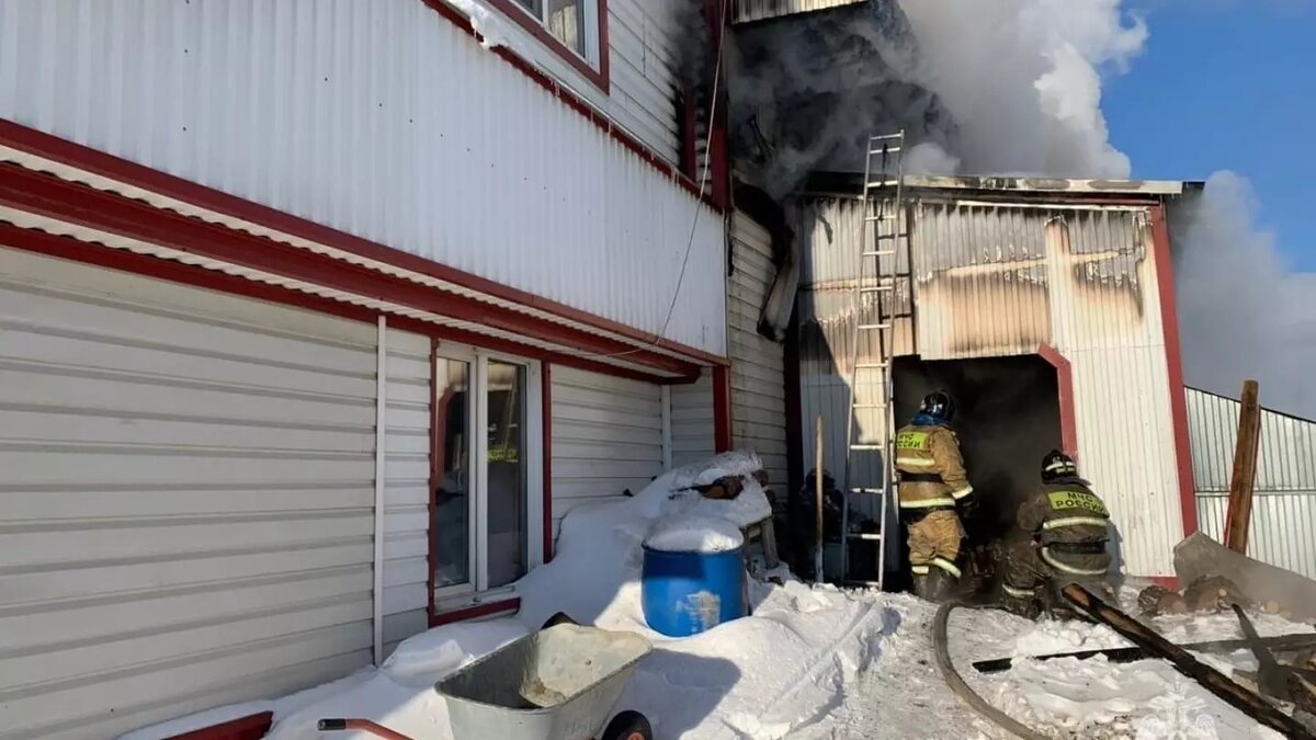     В тушении огня задействованы десятки спасателей и единиц техники.