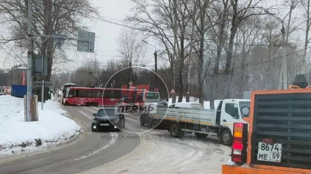     Пострадавших нет. Сотрудниками ГИБДД проводится проверка.