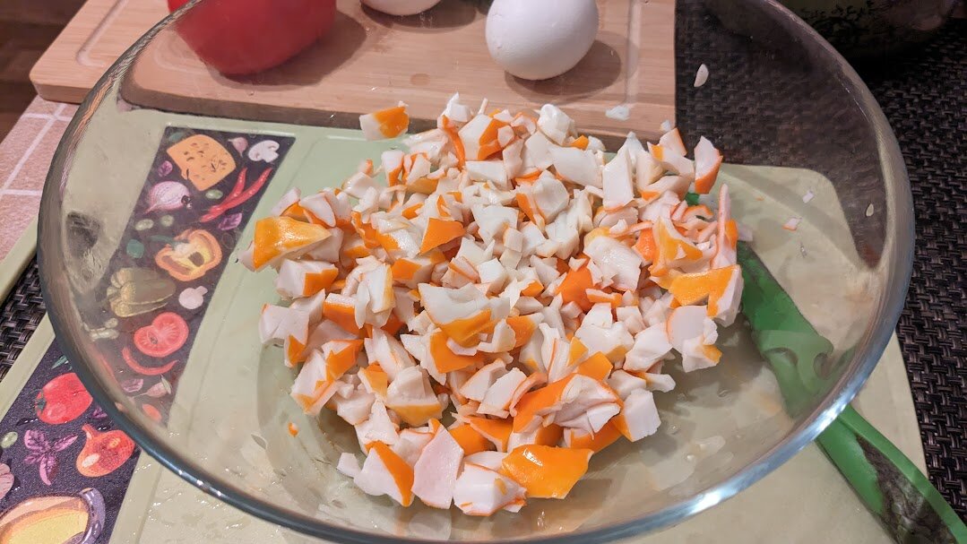 Нарезаем крабовое мясо кусочками среднего размера (примерно по 2-2,5 см). Фото автора