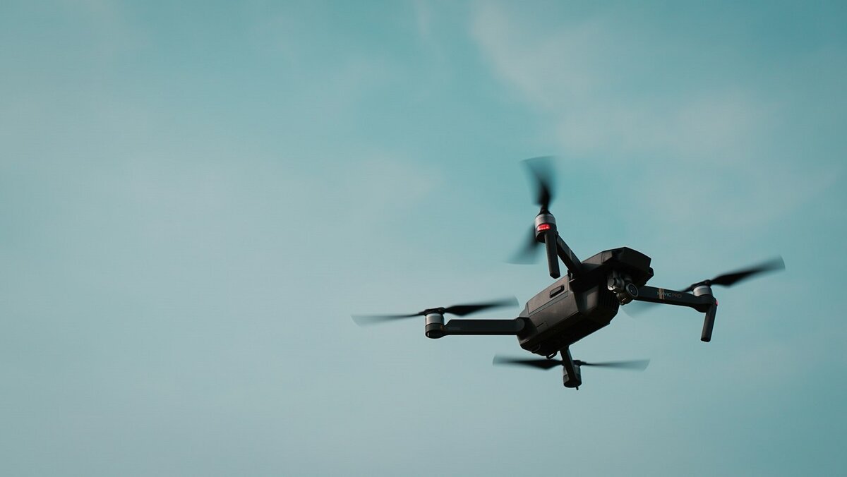 Житель села перехватил разговор операторов дронов.  Фото: unsplash.com