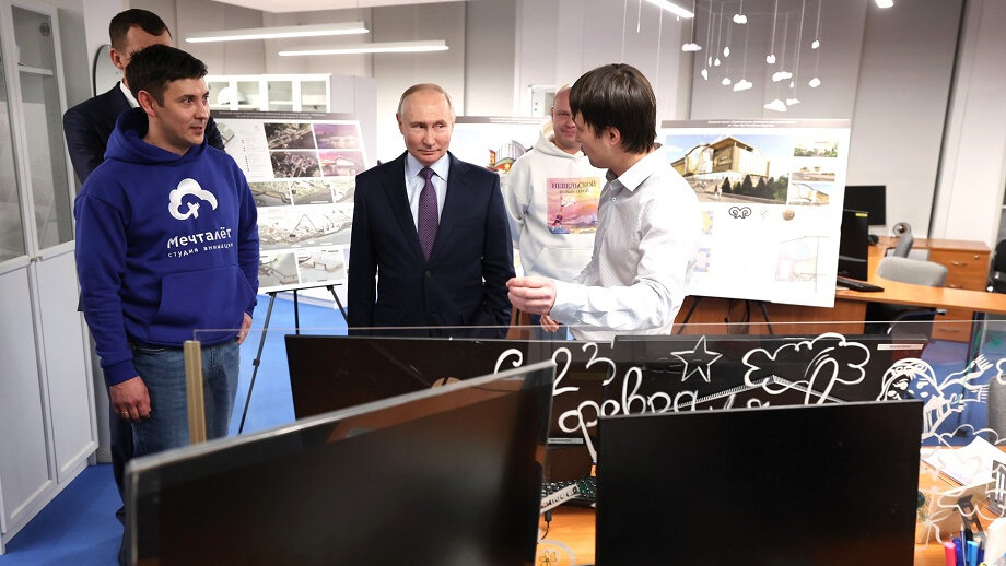 Владимир Путин посетил студию «Мечталёт» во время своей рабочей поездки в Хабаровский край. Фото: Александр Рюмин, ТАСС/сайт президента РФ