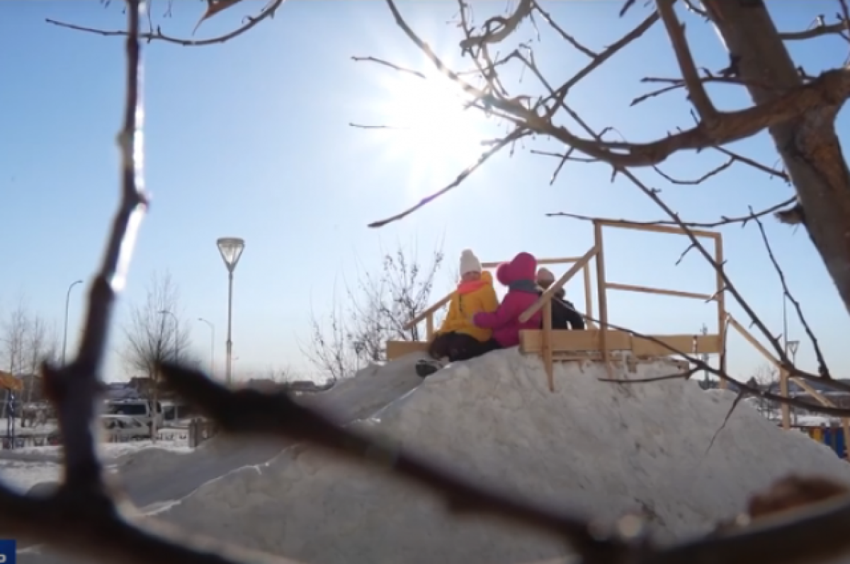    Тюменцы пытаются отстоять снежную горку, построенную во дворе