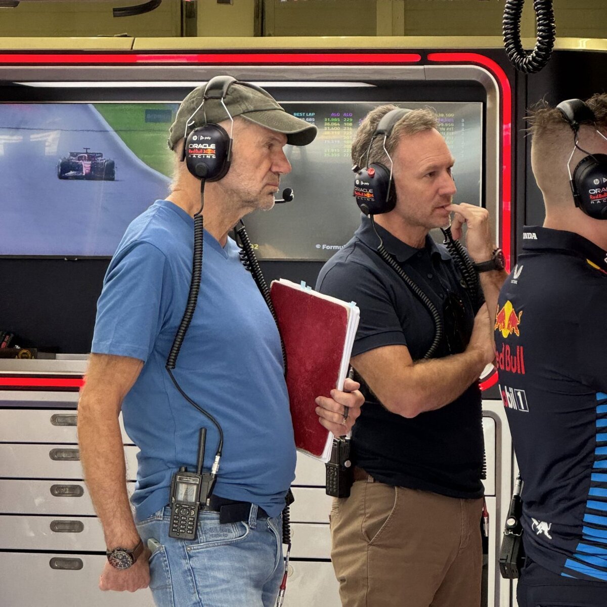 Кристиан Хорнер в боксах Red Bull Racing на тестах в БахрейнеФото: Соцсети  📷
