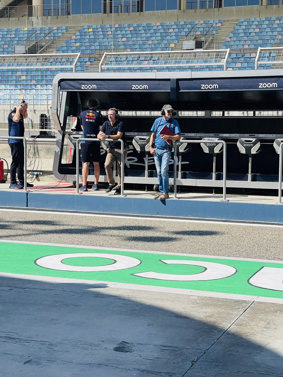 Кристиан Хорнер на командном мостике Red Bull Racing на тестах в БахрейнеФото: Соцсети  📷
