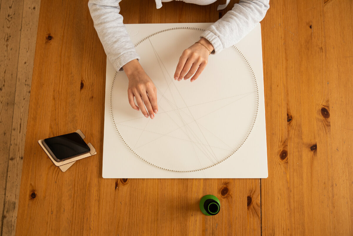 Можно использовать коробку, как подставку, но если удобнее без неё, то садитесь за стол, чтобы спина не уставала