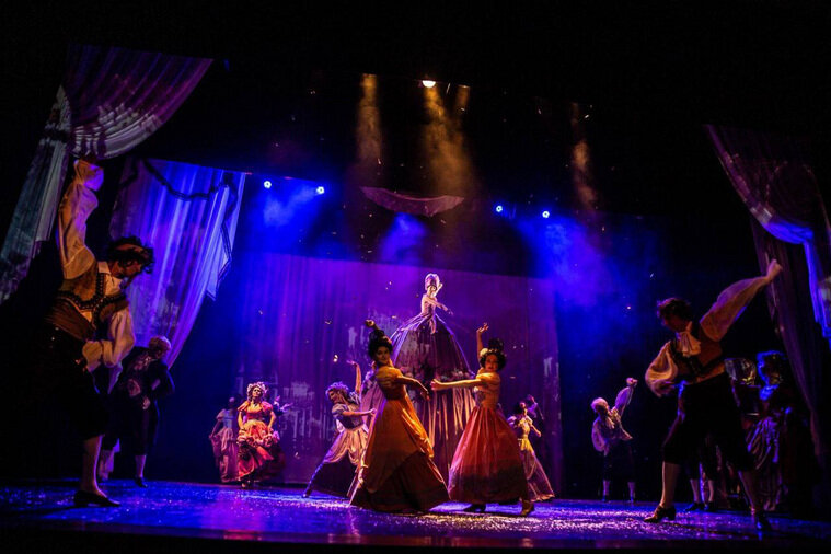    В честь юбилея сургутского драмтеатра актеры покажут спектакль «Безумный день, или Женитьба Фигаро», в котором сыграют персонажи ростом около трех метров