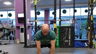 занятие спортом. женщина в спортзале. занятия в спортзале. день открытых дверей фитнес. тренировка с тренером.