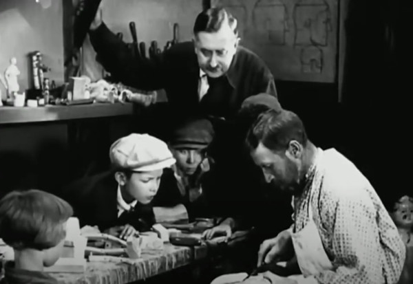 В центре - Николай Бартрам. Кадр из фильма "Приключения Болвашки" (1927)