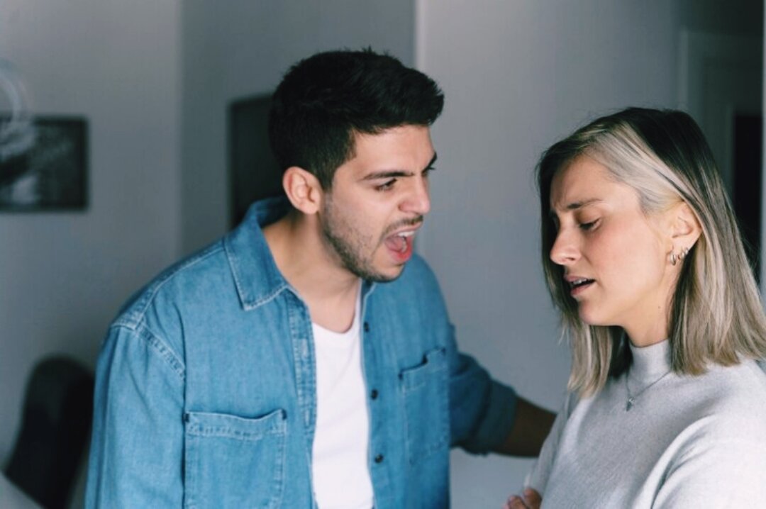 Женщина вопрос. Хороший вопрос. Почему человек задает вопросы. Креативный человек. Женщина задается вопросом.