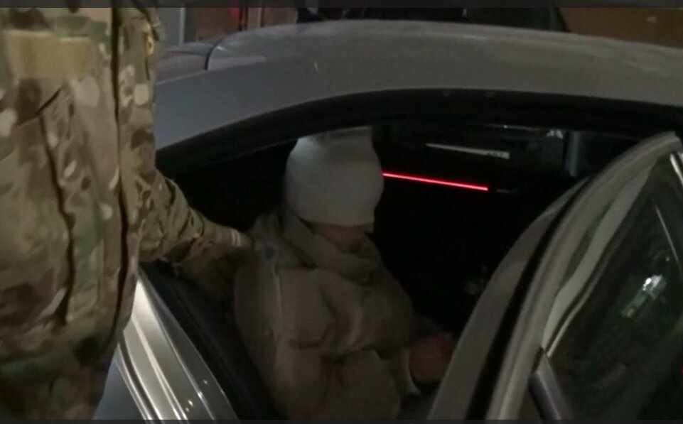 Женщину с двойным гражданством задержали в Екатеринбурге, когда она приехала навестить родителей. Фото: скриншот видео ФСБ России.