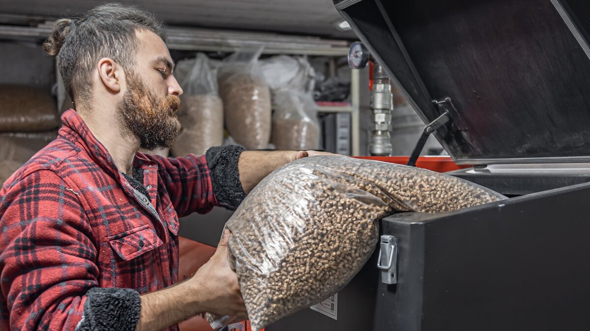 Загрузка пеллет в твёрдотопливный котёл 