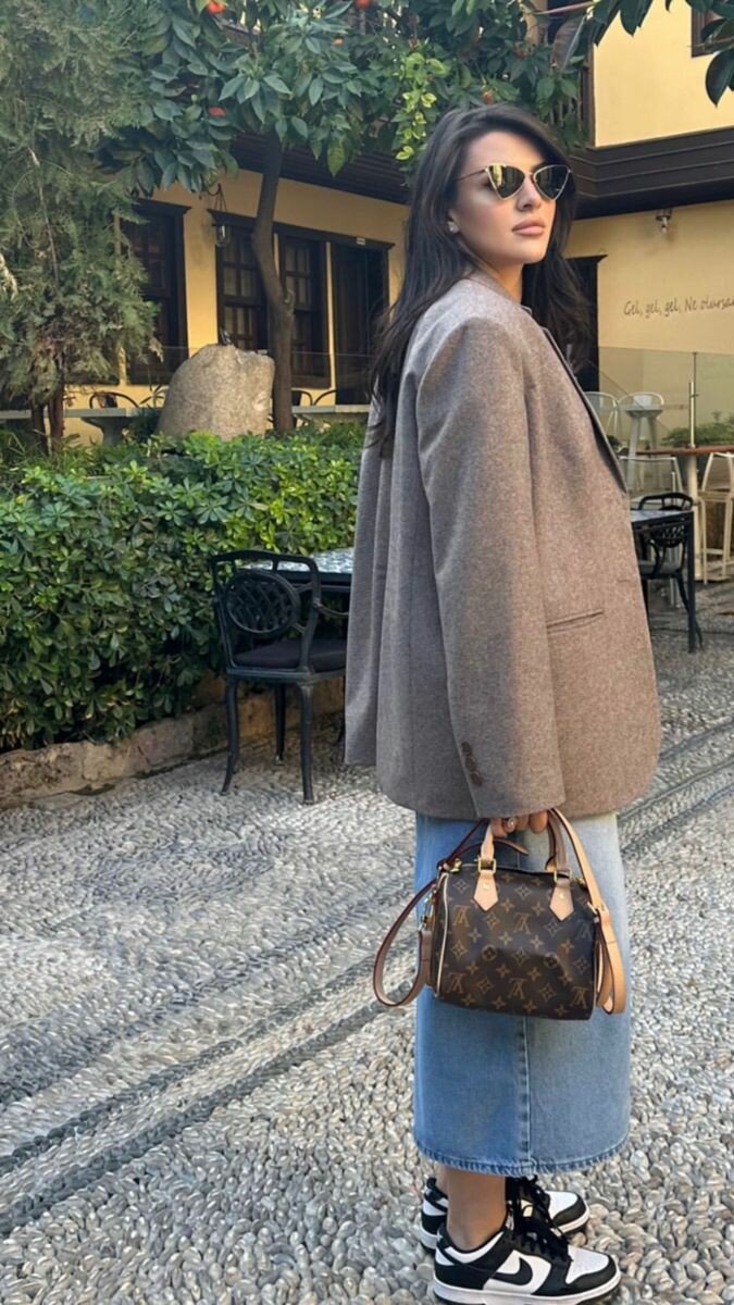 Образ с жакетом может быть кэжуал, надо просто добавить джинсовую юбку макси, кросы и удобную сумочку. Образ готов. 