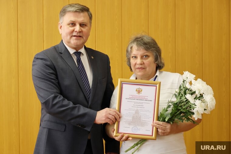    Сотрудница курганского военкомата Нина Мельникова получила грамоту от федерального инспектора