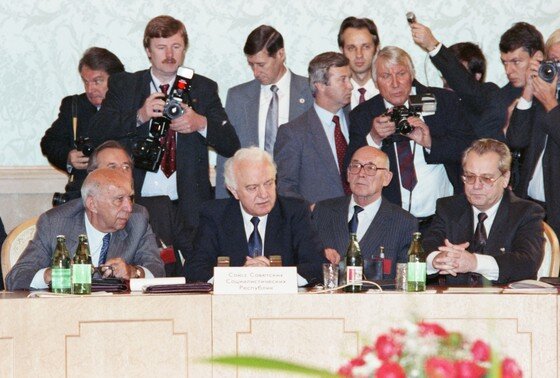    Министр иностранных дел СССР Эдуард Шеварднадзе во главе советской делегации на собрании, посвященном заключению договора об окончательном урегулировании в отношении Германии, который был подписан между США, Великобританией, Францией, ФРГ и ГДР