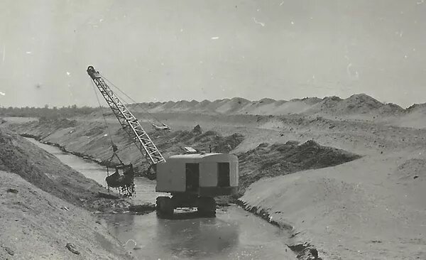 Строительство плотинного водозабора в Бешкете , очистка канала в песках. © из личного архива Александра Головко