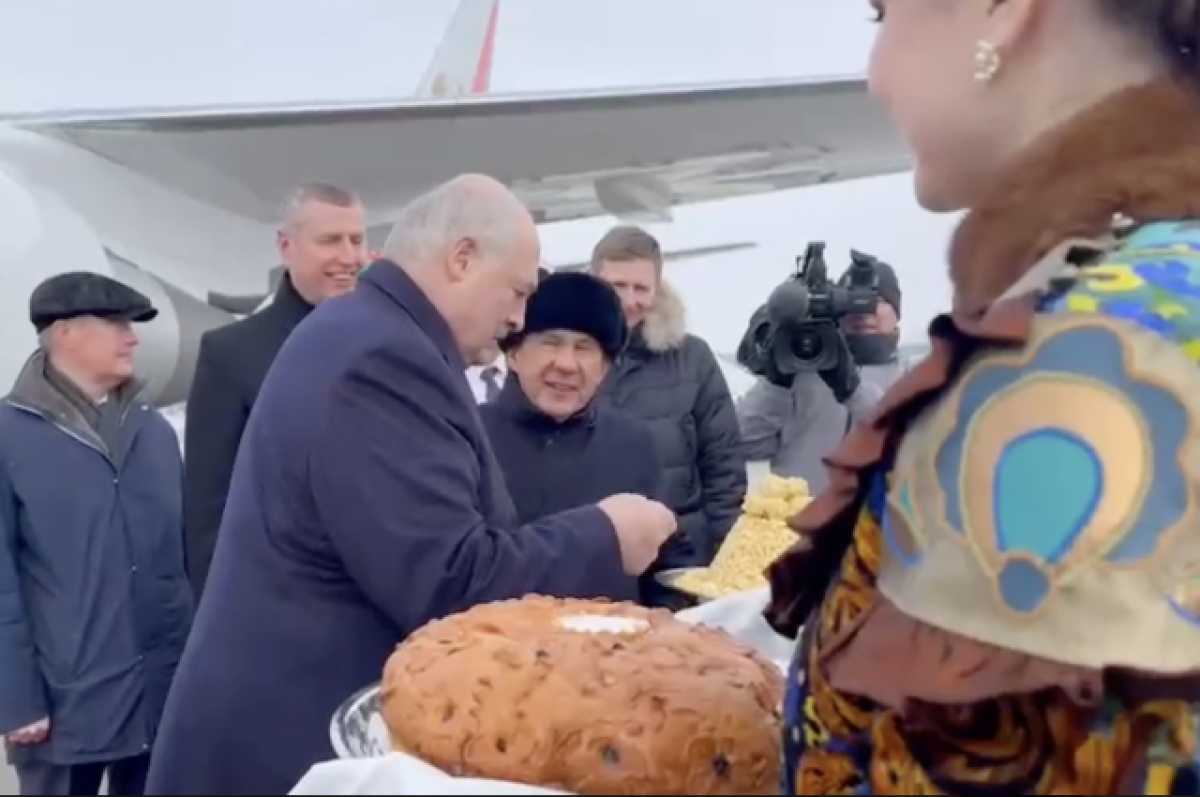    Лукашенко встретили с чак-чаком в Казани