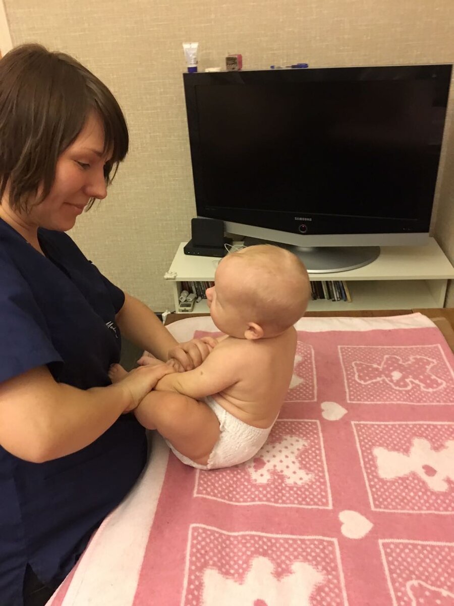 массаж ягодиц. массаж для женщин. классический массаж. делает массаж и трогает. массажист мужчина.