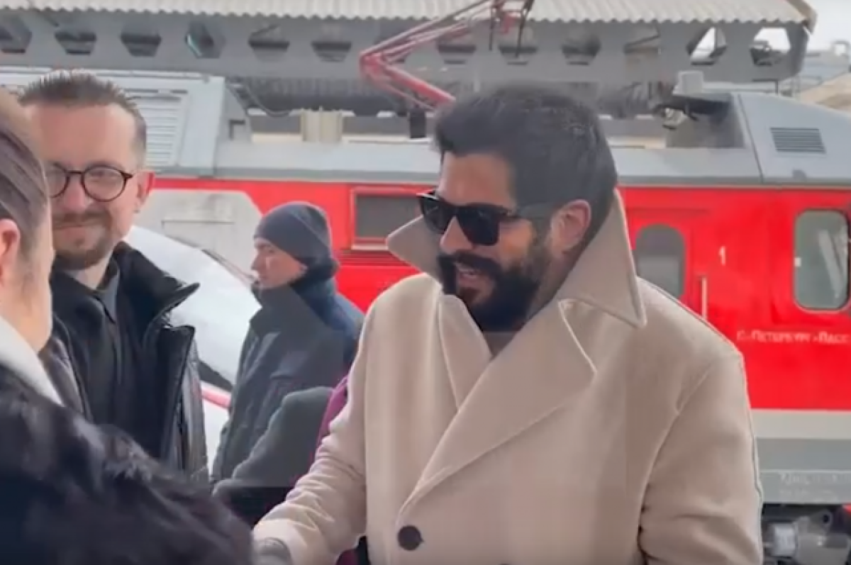    Известный турецкий актёр и звезда сериалов Бурак Озчивит прибыл в Петербург