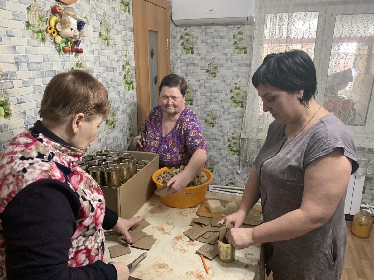  📷    Кофе, конфеты, тушенка. Жители Грачевского района собрали посылки для бойцов СВО Кристина Просвиркина