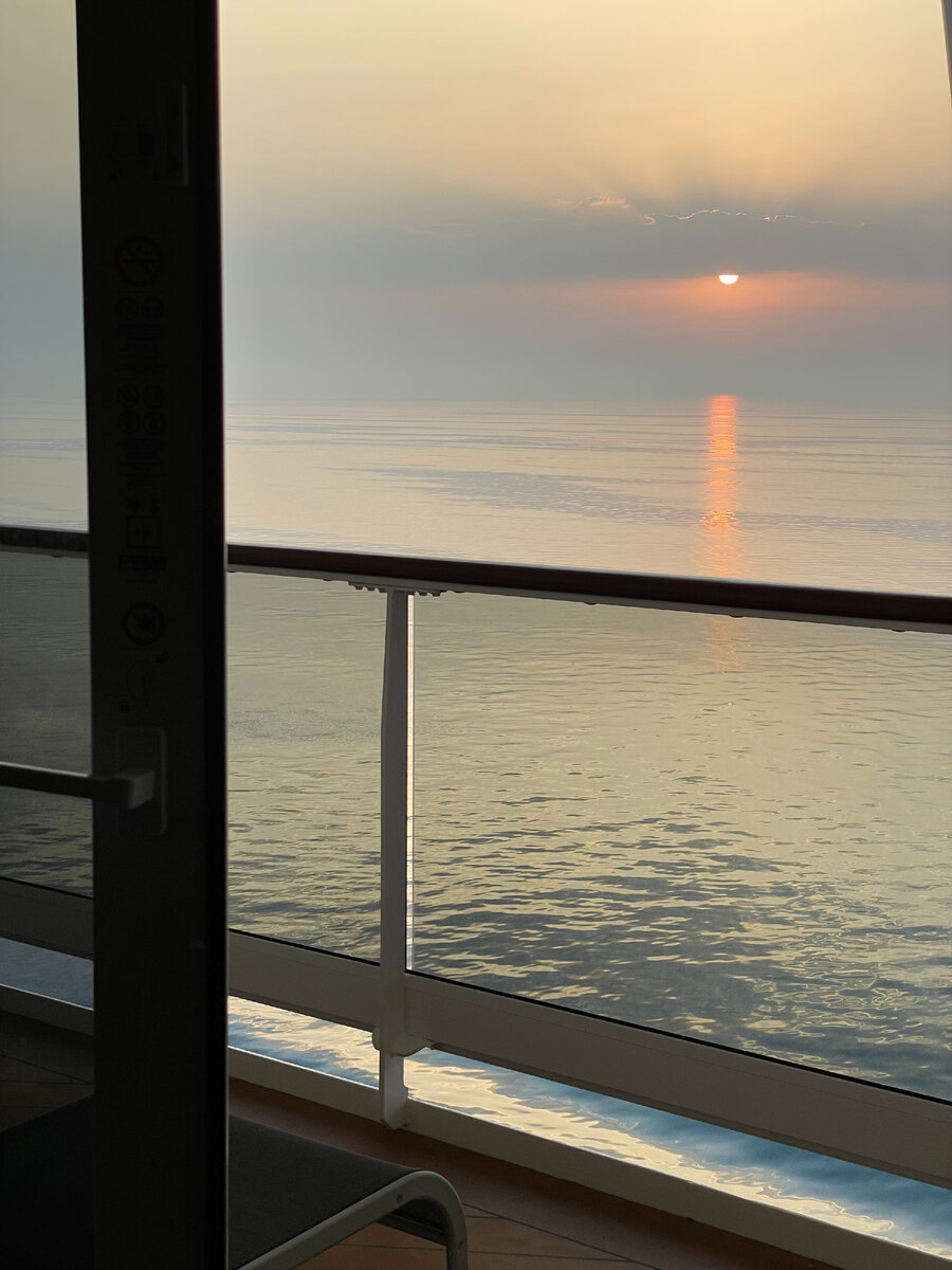 круиз персидский залив из дубая. персидскому заливу маленький лайнер. лайнер msc virtuosa. круизы из дубая 2024 по персидскому заливу. круиз оаэ msc.