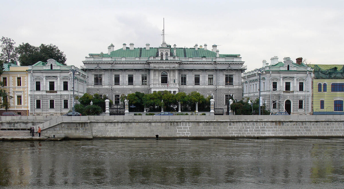 Особняк Харитоненко — здание в Москве, внутри Садового кольца, по адресу Софийская набережная, дом 14. Объект культурного наследия регионального значения. До 17 мая 2000 года - Прсольство Великобритании.