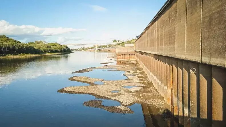     В Тюмени к 2033 году построят дамбу в микрорайоне ДОК для защиты построек от затопления и подтопления. Однако, как говорят экологи, в нынешней ситуации бороться стоит с иссушением реки, которую может добить строительство дамбы.