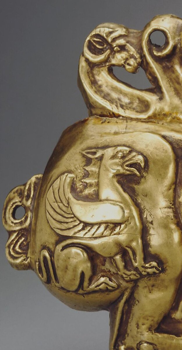 Фрагмент с изображением грифона. Бляха в форме лежащего оленя. из кургана Куль-Оба. Сейчас находится в Государственном Эрмитаже (Санкт-Петербург). Данное фото - с официального сайта Музея.