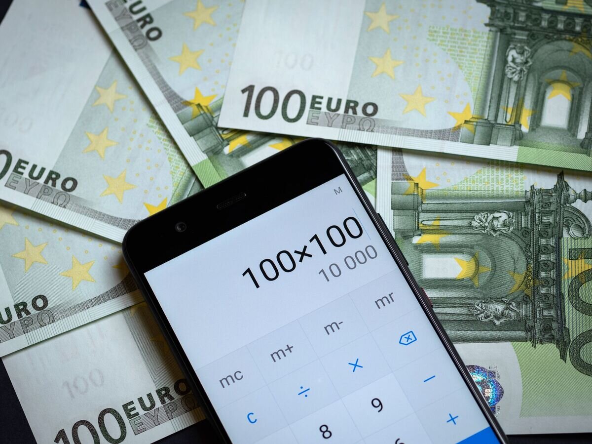    Калькулятор, купюры Евросоюза и российских рублей© РИА Новости / Виталий Тимкив