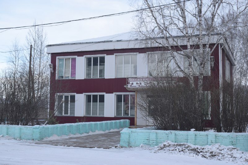 Здание конторы долгое время пустовало, но один из индивидуальных предпринимателей сделал в нем ремонт и открыл магазин (Фото: "Присаянье")