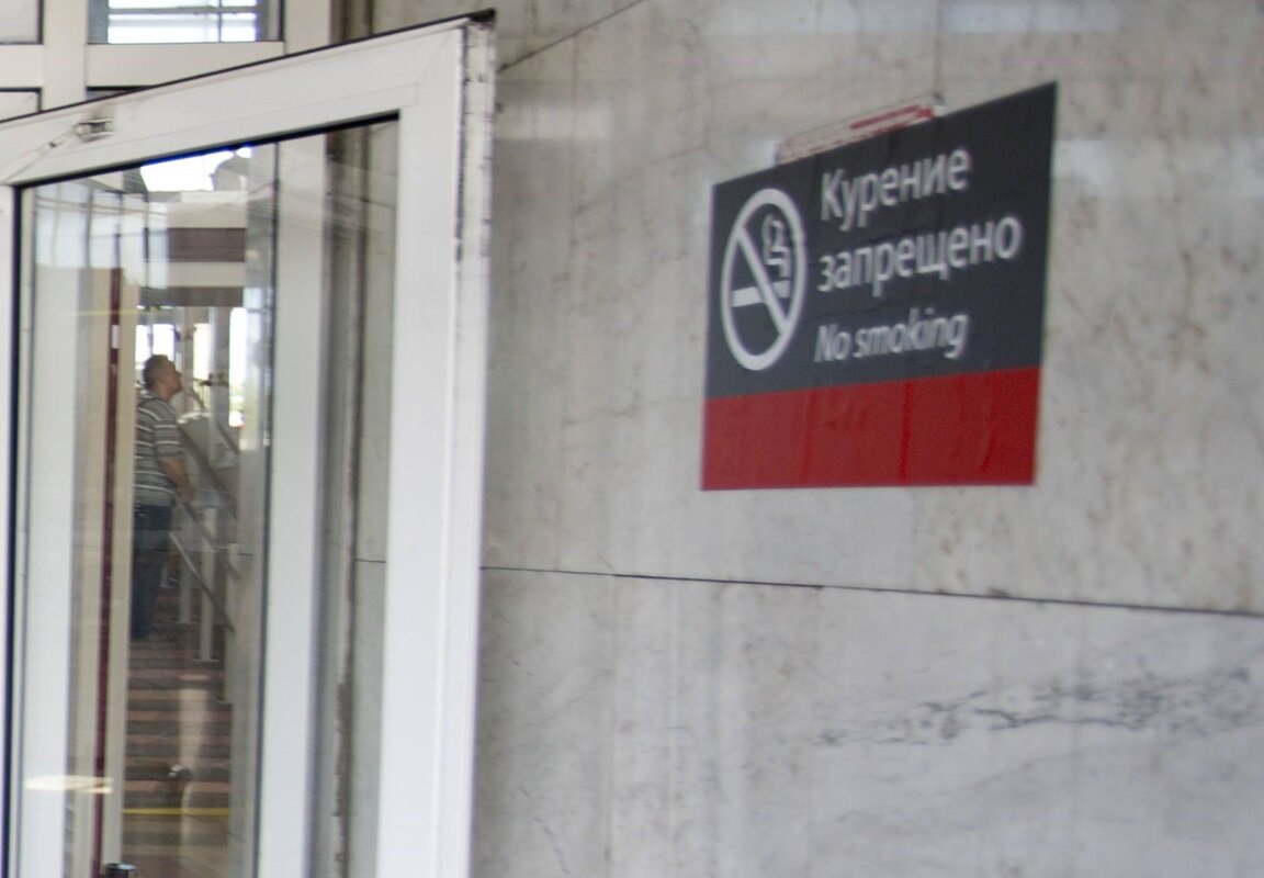    В Югре официально запретили курить в парках и подъездах