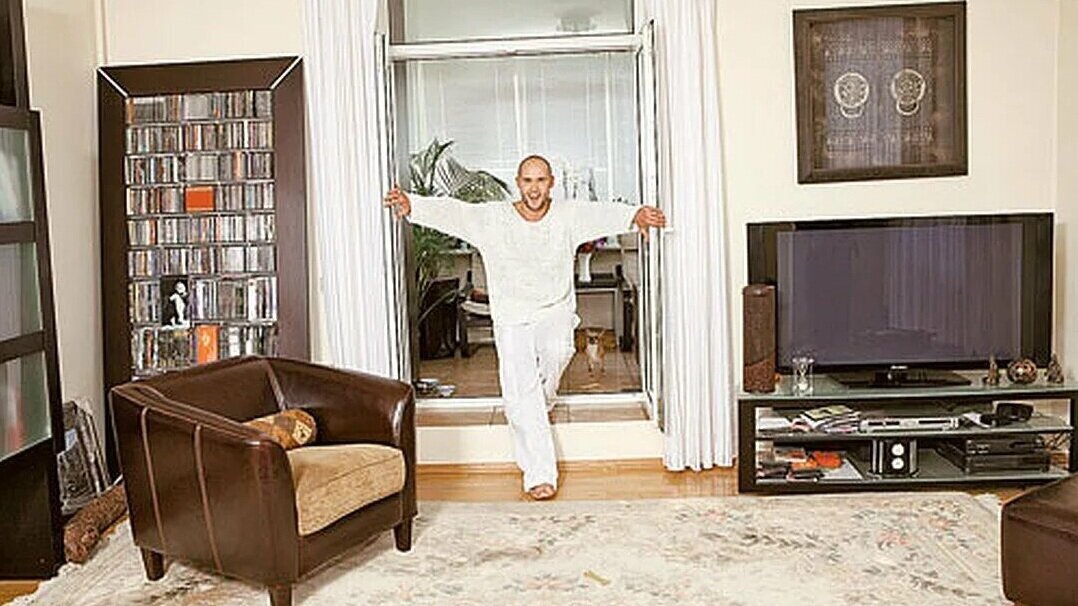 В целом практически вся мебель, а также дверные проёмы, оформлены в коричневых или тёмных цветах, что опять же оттеняет бежево-пастельные тона помещения.