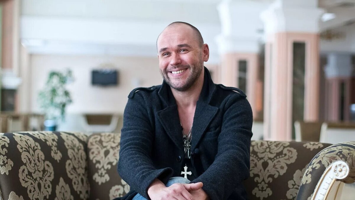 Внутреннее убранство квартиры-студии 48-летнего актёра вовсе не тянет на классическую «берлогу холостяка».