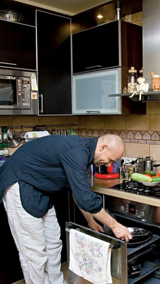 Кухонная зона скромна по размерам, но настолько функциональна...