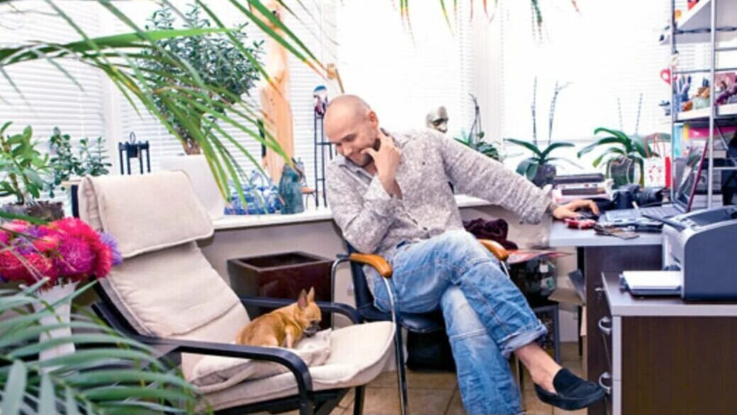 Мебели на балконе мало – в основном растения.