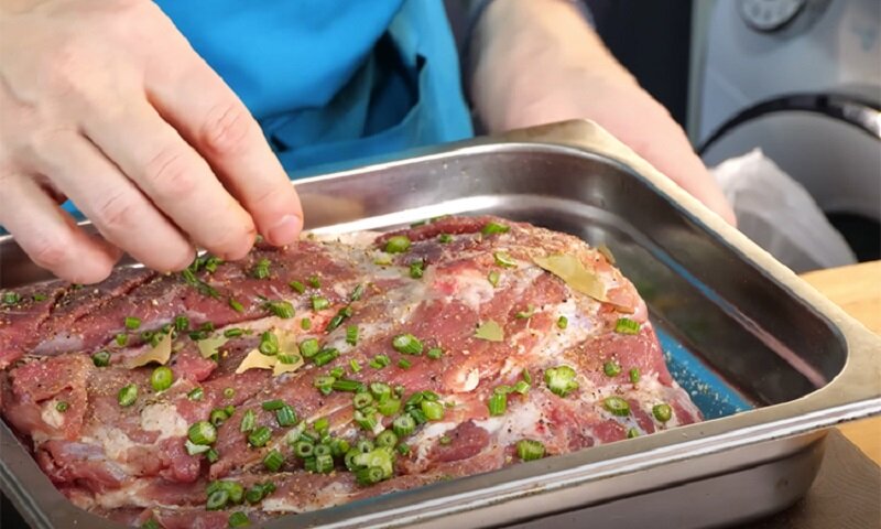 Свиная грудинка в пакетах. Грудинка свиная копченая. Грудинка вареная в пакете. Грудинка вареная. Корейка свиная с салом.