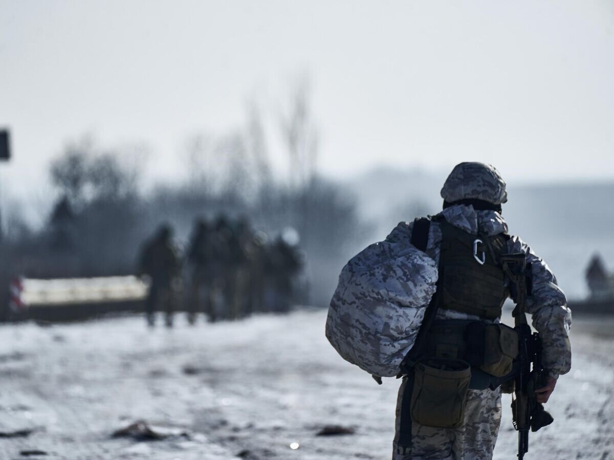    Украинский солдат в Донецкой области© AP Photo / Libkos