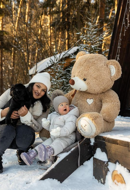 Мама и дочка. Общение с ребенком подростком. Мама и дочка очень похожи. Объятия мамы и ребенка. Фотосессия мама и дочка.