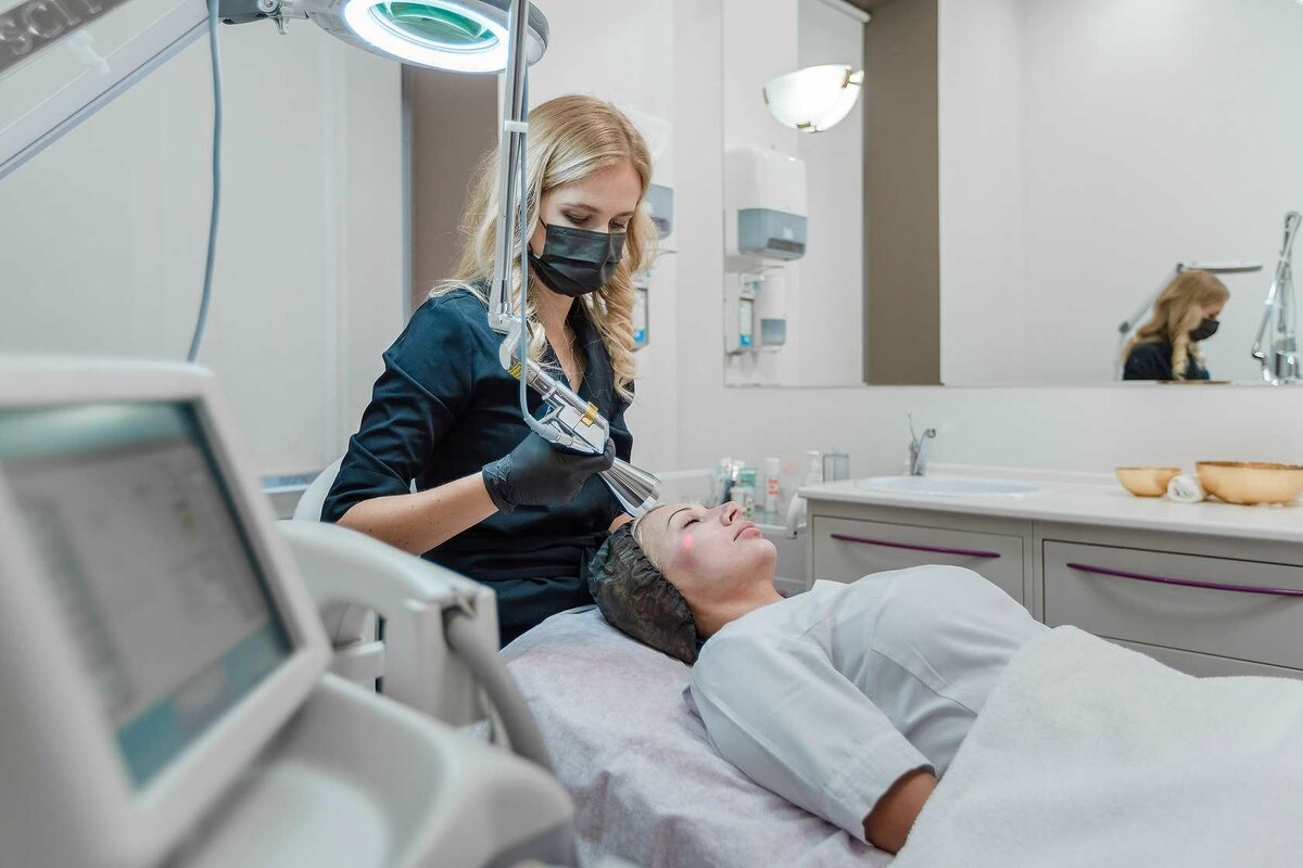 Многие сравнивают результаты от глубоких лазерных шлифовок с полноценной хирургической подтяжкой, но при этом процедуры не требуют ни скальпеля, ни наркоза, ни продолжительной реабилитации