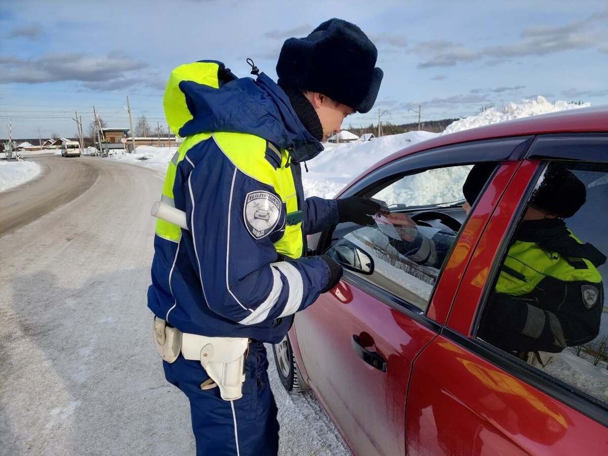 Можно ли водителю держать в руках сотовый телефон и не разговаривать по ...