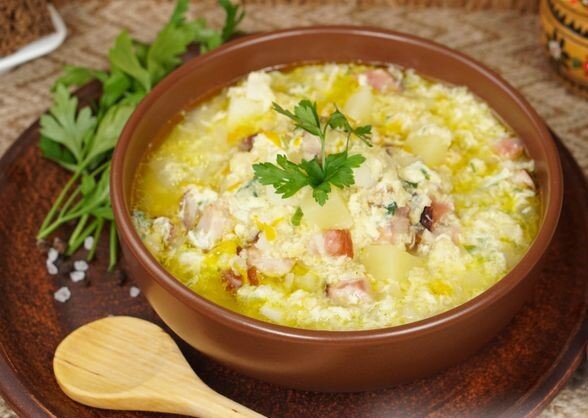 Уха из форели с перловкой  рецепт. Суп из форели с пшеном. Суп из сайры консервированной. Уха из головы форели. Суп из форели с пшеном.