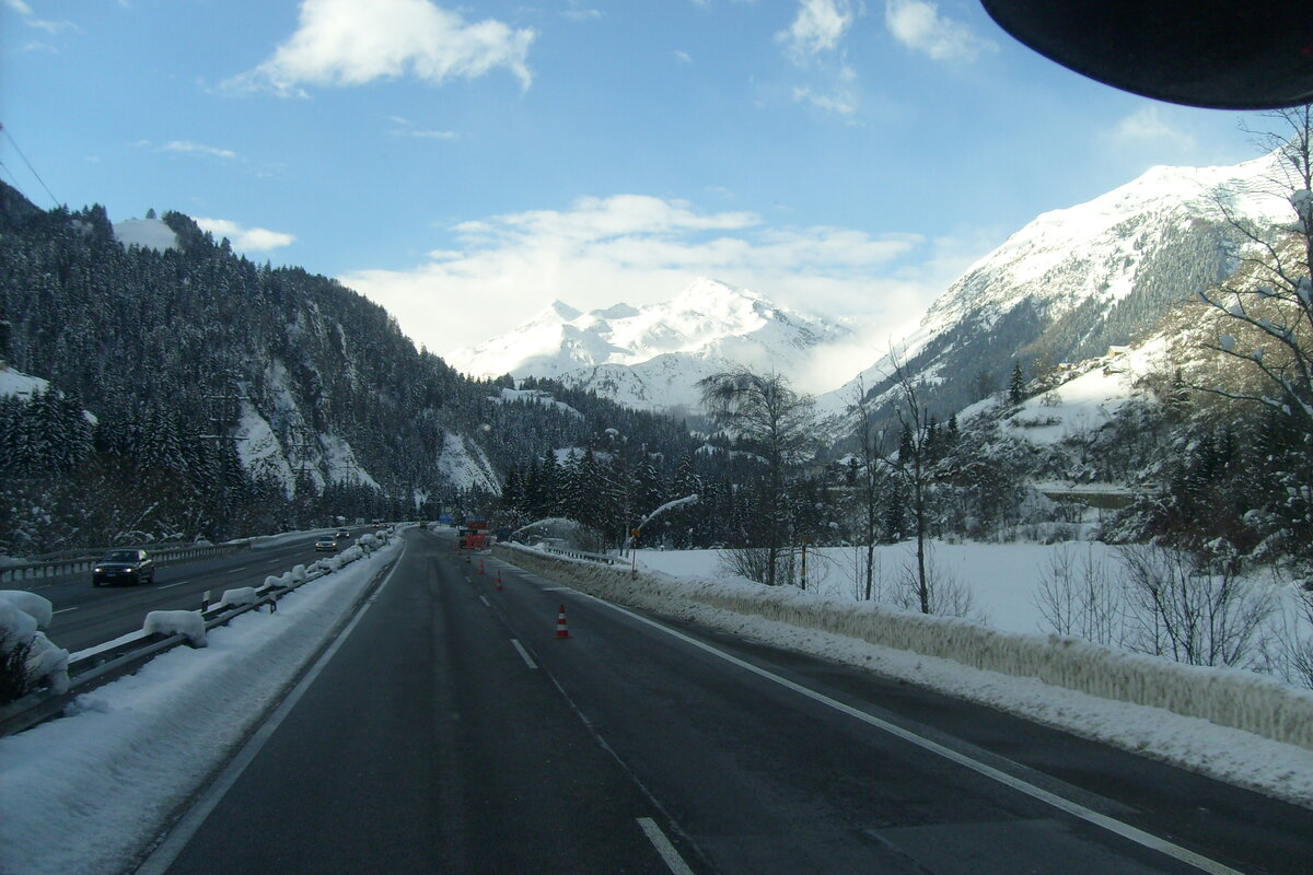 Вековые ледники ни о чём не тревожатся. веками не тают